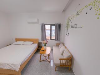 Máy chiếu để xem phim trên NETFLIX - Q Homestay - 3