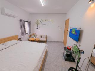 Máy chiếu để xem phim trên NETFLIX - Q Homestay - 2