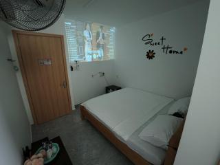 Máy chiếu để xem phim trên NETFLIX - Q Homestay - 0