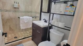 Stylish Cozy 2BR Apt Near Train Station Groceries - 3