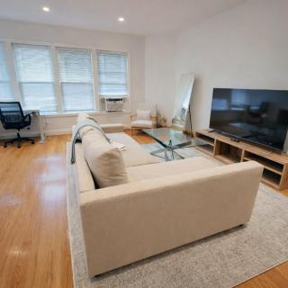 Spacious Comfy 2BR Near HighwayTrain Station - 9