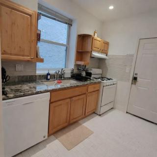 Spacious Comfy 2BR Near HighwayTrain Station - 6