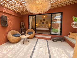 Beautiful garden villa, close to town - 2