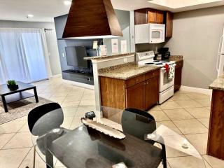 2BR Patio Pool Gym Near Las Vegas Strip - 9