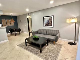 2BR Patio Pool Gym Near Las Vegas Strip - 8