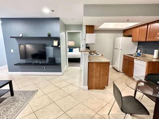 2BR Patio Pool Gym Near Las Vegas Strip - 6