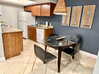 2BR Patio Pool Gym Near Las Vegas Strip - 2