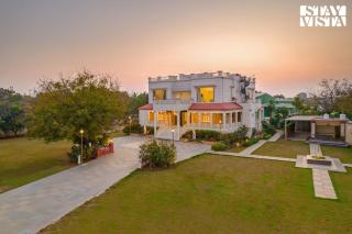 StayVista at The Courtyard Estate with Regal Interiors & Lawn - 8