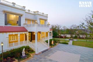 StayVista at The Courtyard Estate with Regal Interiors & Lawn - 7