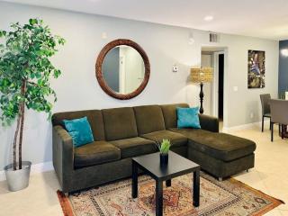 Ground Floor 2BR Patio Pool Gym Near Strip - 8