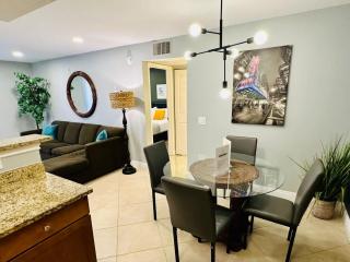 Ground Floor 2BR Patio Pool Gym Near Strip - 7