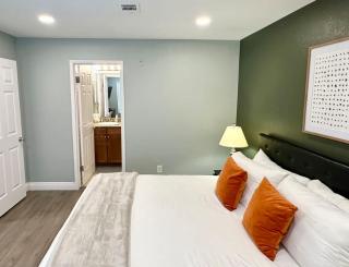 Ground Floor 2BR Patio Pool Gym Near Strip - 5