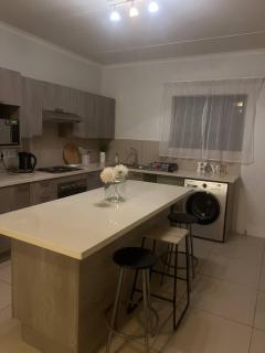 Luxurious Midrand Apartment Privacy, Comfort, and Convenience - 4