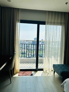 High-Floor Studio Bay & City Views - 3