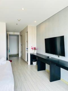 High-Floor Studio Bay & City Views - 1
