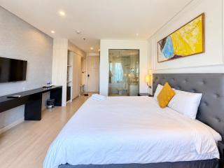 High-Floor Studio Bay & City Views - 0