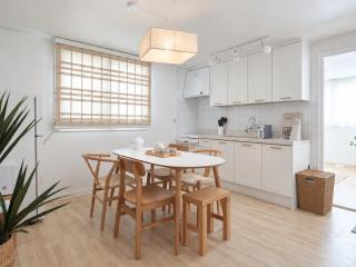 A quiet house where sunlight lingers , A house where you can experience everyday life in Korea , 5 min to airport bus , 8 min to Gangnam Station , Yeoksam Station - 8