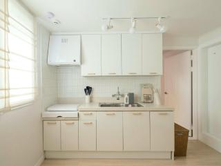 A quiet house where sunlight lingers , A house where you can experience everyday life in Korea , 5 min to airport bus , 8 min to Gangnam Station , Yeoksam Station - 5