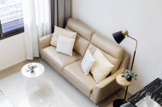 Downtown Luxury Loft 5 mins BTS Fast Wi-Fi-Pool - 8