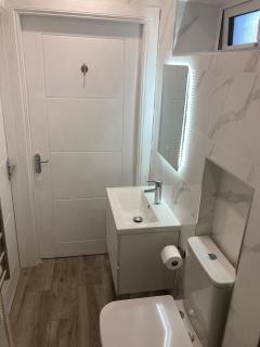 MeadowView Apt B -2 mins walk Carrigaline town -sleeps 4 - 2 Adults and 2 Kids - 7