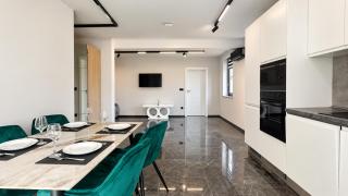 Art Deluxe - Private Parking - 1