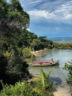 CareFree on Komba - Beachfront Flat -Easy Airport Pickup - 30m to beach - 5