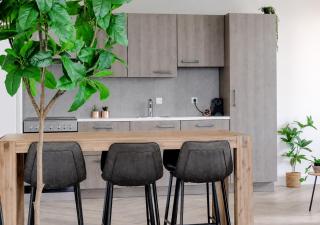 4-Bed Apartment Kitchen Free Parking - 8