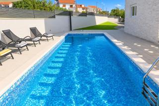 House Heated pool Kreso - 9