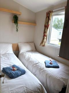 Peaceful 8-Berth Caravan Retreat Pet Friendly - Malvern View Holiday Park - 1