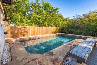Private Pool Retreat near Airport & Pearl - 3