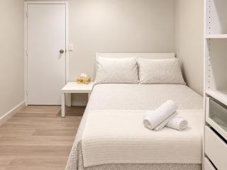 Dana-Cozy Private Room in Shared Central Apt-Rm 1 - 8
