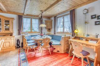Chalet authentique avec vue montagne, cheminée & jardin - 8