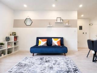 Contemporary 2 Bed Apartment, 55inch TV, Gym, WiFi, Free Parking 1 Vehicle, Yoga Room - 5