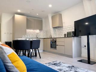 Contemporary 2 Bed Apartment, 55inch TV, Gym, WiFi, Free Parking 1 Vehicle, Yoga Room - 3
