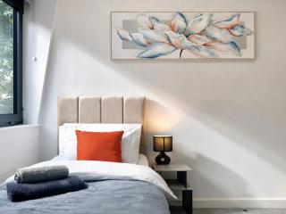 Contemporary 2 Bed Apartment, 55inch TV, Gym, WiFi, Free Parking 1 Vehicle, Yoga Room - 6