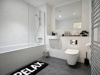 Contemporary 2 Bed Apartment, 55inch TV, Gym, WiFi, Free Parking 1 Vehicle, Yoga Room - 2