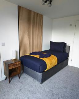 Huge contractor home - entire team 6 bed sleeps 10 - 0
