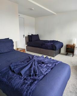 Huge contractor home - entire team 6 bed sleeps 10 - 5