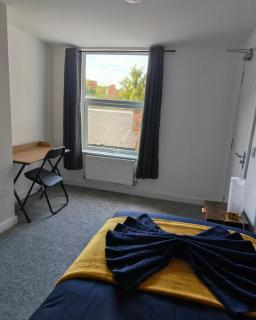 Huge contractor home - entire team 6 bed sleeps 10 - 3