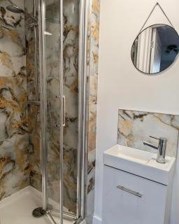 Huge contractor home - entire team 6 bed sleeps 10 - 2