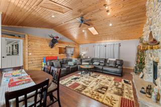 Spacious 4BR Cabin • Sleeps 12 • Games •Near Dells - 7
