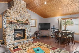Spacious 4BR Cabin • Sleeps 12 • Games •Near Dells - 6
