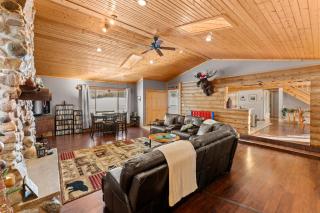 Spacious 4BR Cabin • Sleeps 12 • Games •Near Dells - 5