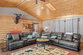 Spacious 4BR Cabin • Sleeps 12 • Games •Near Dells - 4