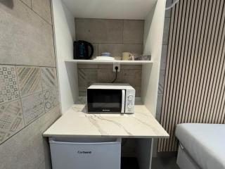 Suite con baño privado frente al metro BCN - 2