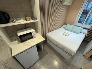 Suite con baño privado frente al metro BCN - 3