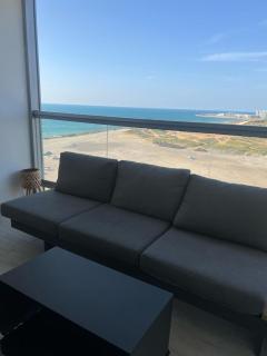 Mandarin Beachfront Apartment with Sea View Balcony - 8