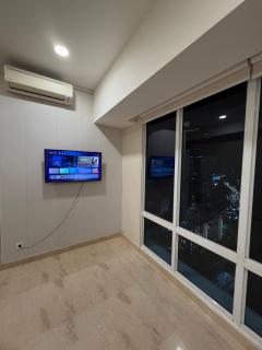 Podomoro Delipark Apartemen CozyCrowd Empire Tower 4BR 4 King queen bed Medan - 110m - 3
