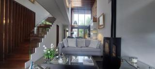 Sophisticated Seafront 3BD Suntrap Landscaped Yard - 4