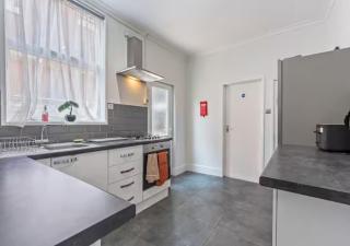 Coventry Contractor Hub - 4-Bedroom House with Free Parking-CV5 - 8